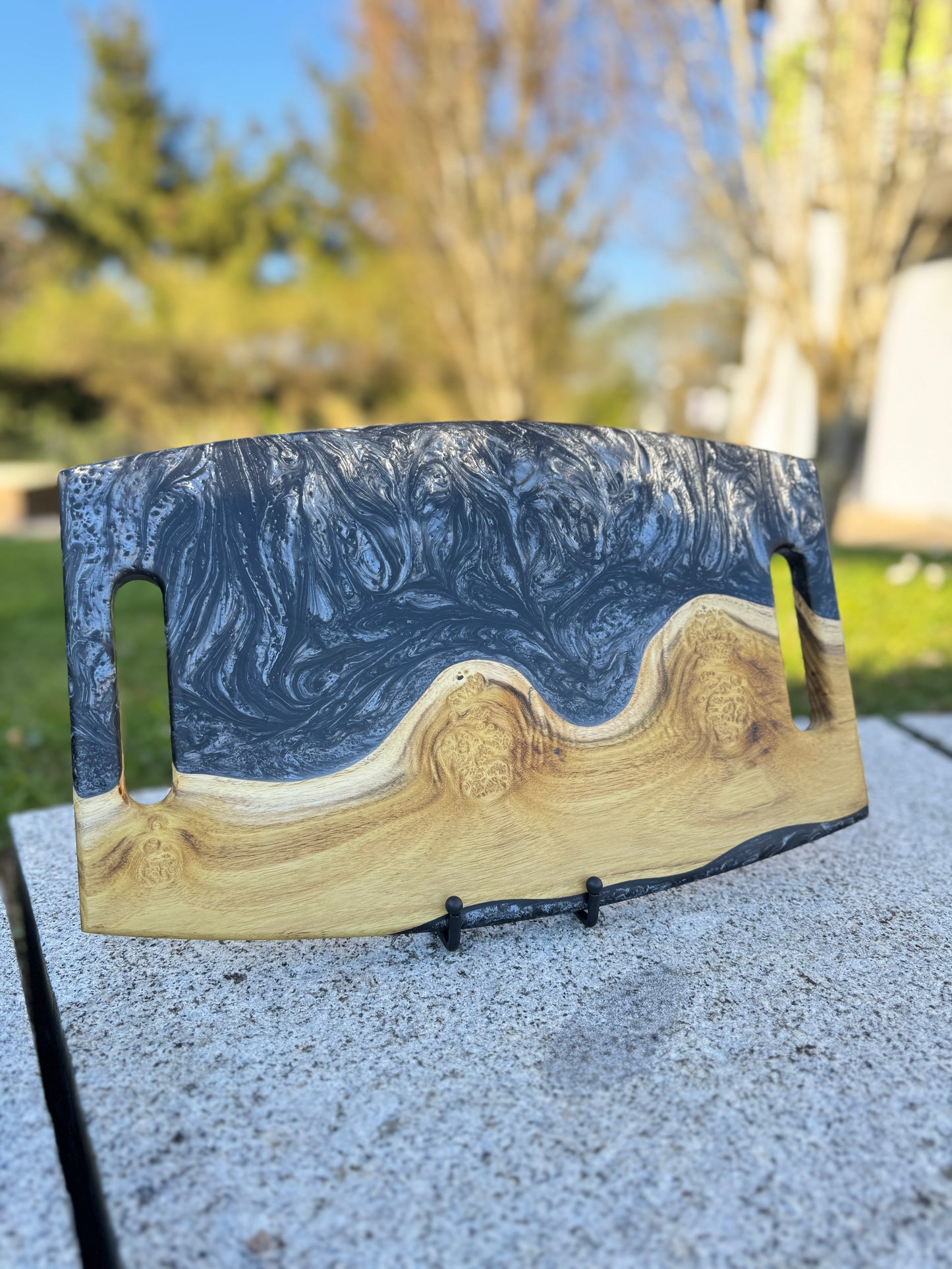 Silbersturm – Servierbrett aus Holz und Epoxidharz