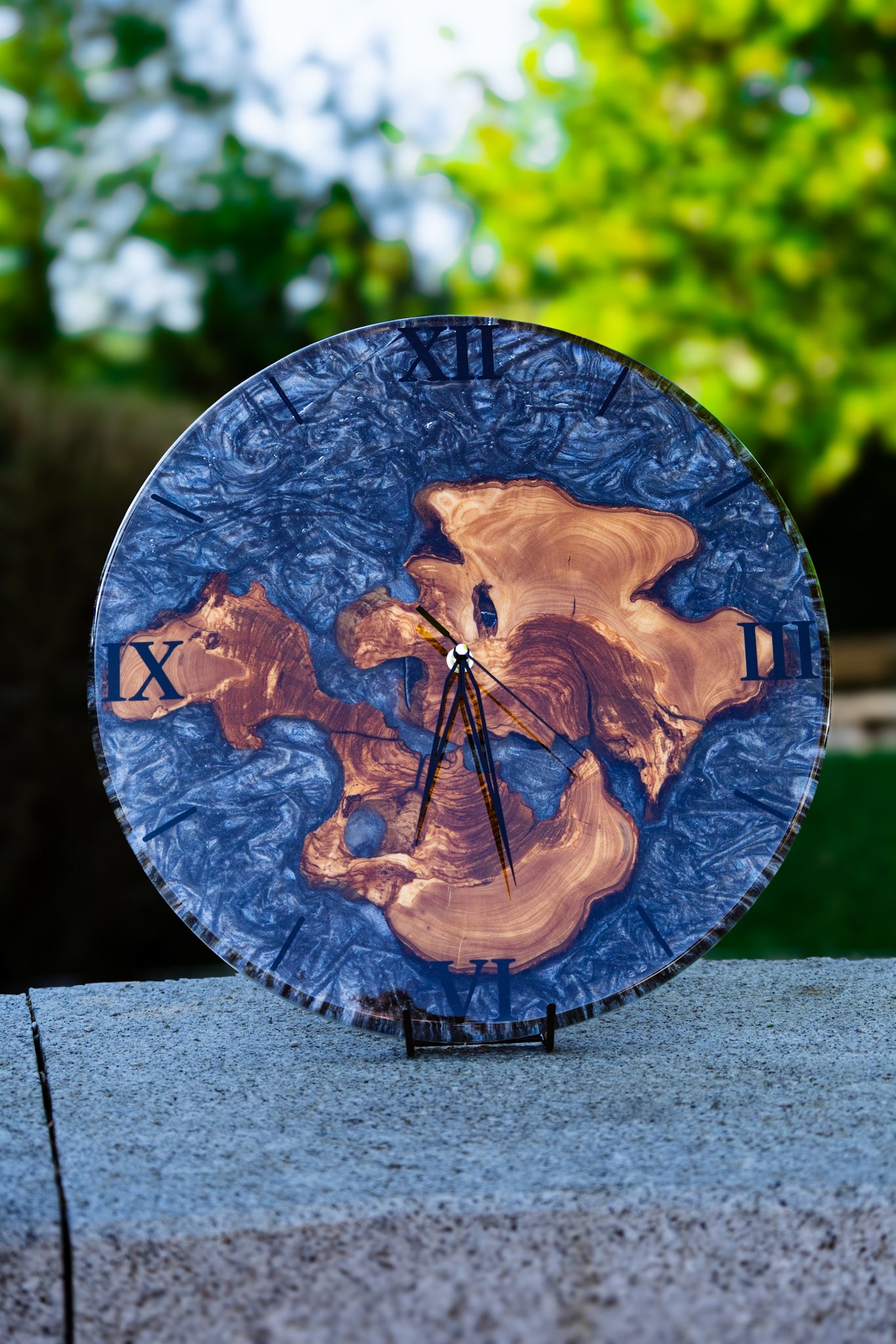 Silver Flame 🔥 - Handgefertigte Wanduhr aus Olivenholz und Epoxidharz