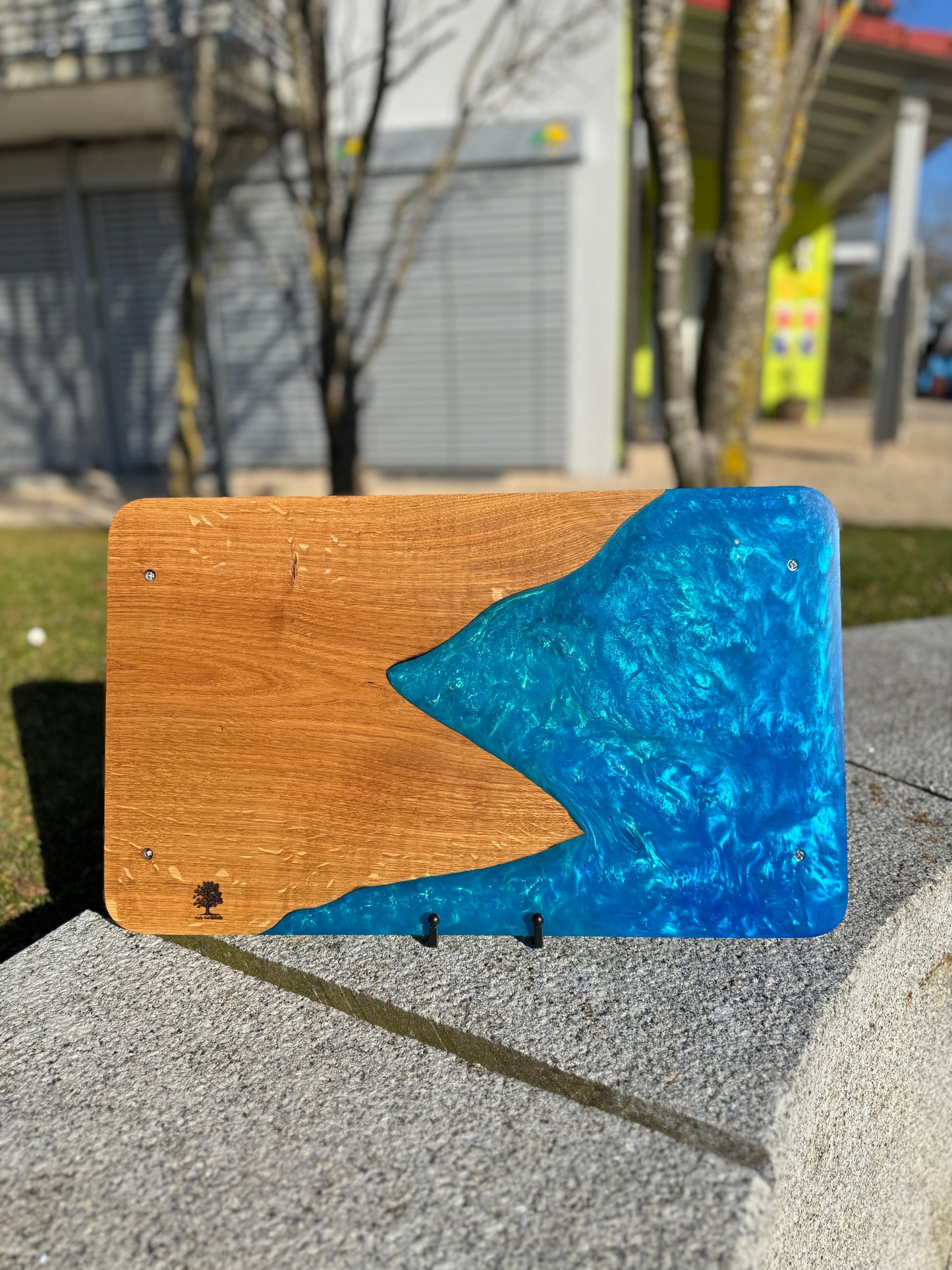 Maritima Fire – Oak serving tray with marine-effect epoxy resin and burnt edges
