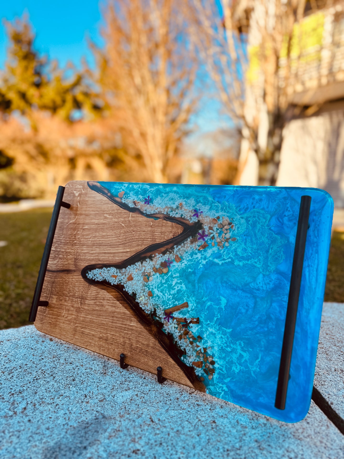 Maritima Fire – Oak serving tray with marine-effect epoxy resin and burnt edges