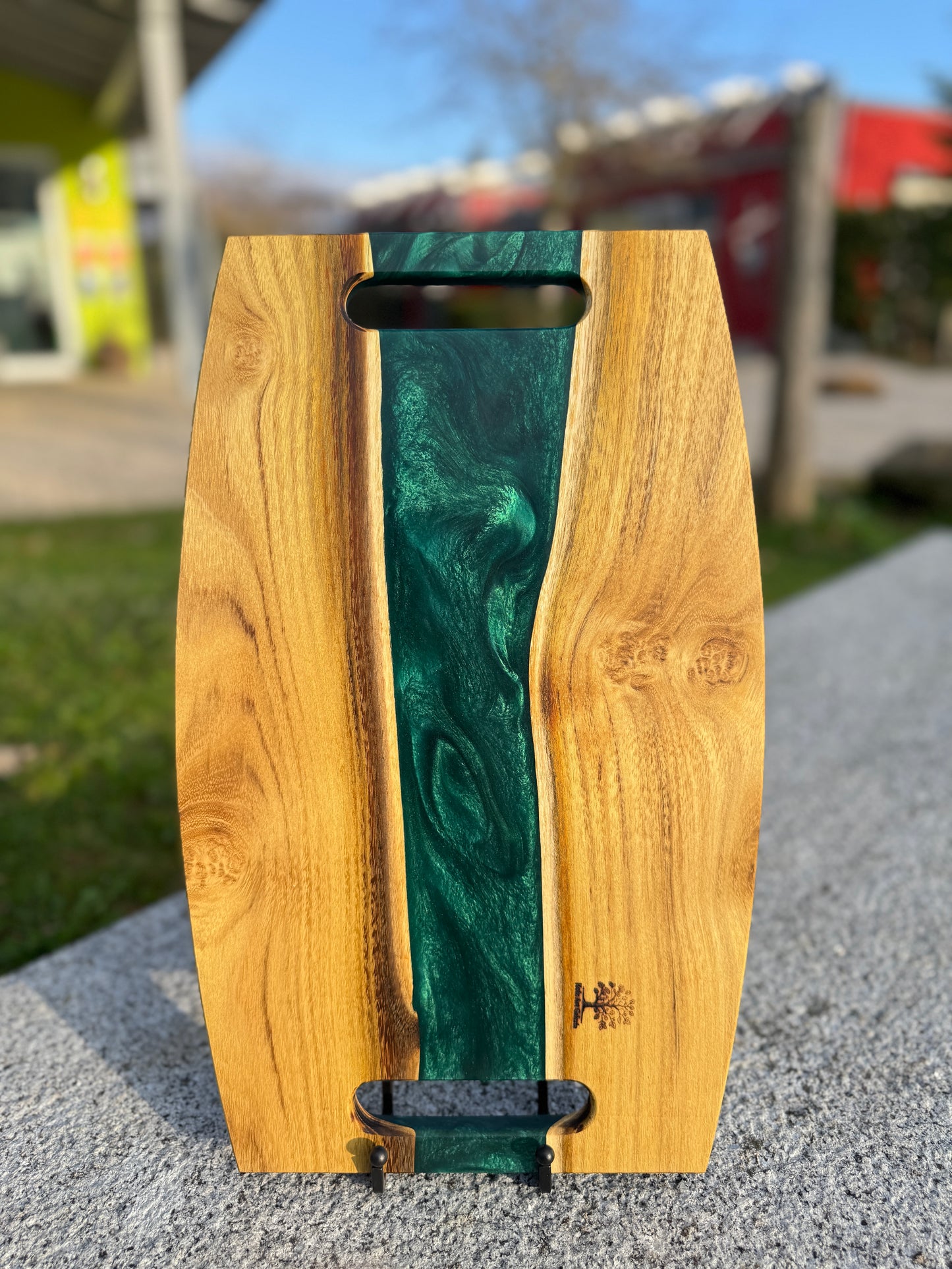 Das Geheimnis des Jades - Servierbrett aus Holz und Epoxidharz