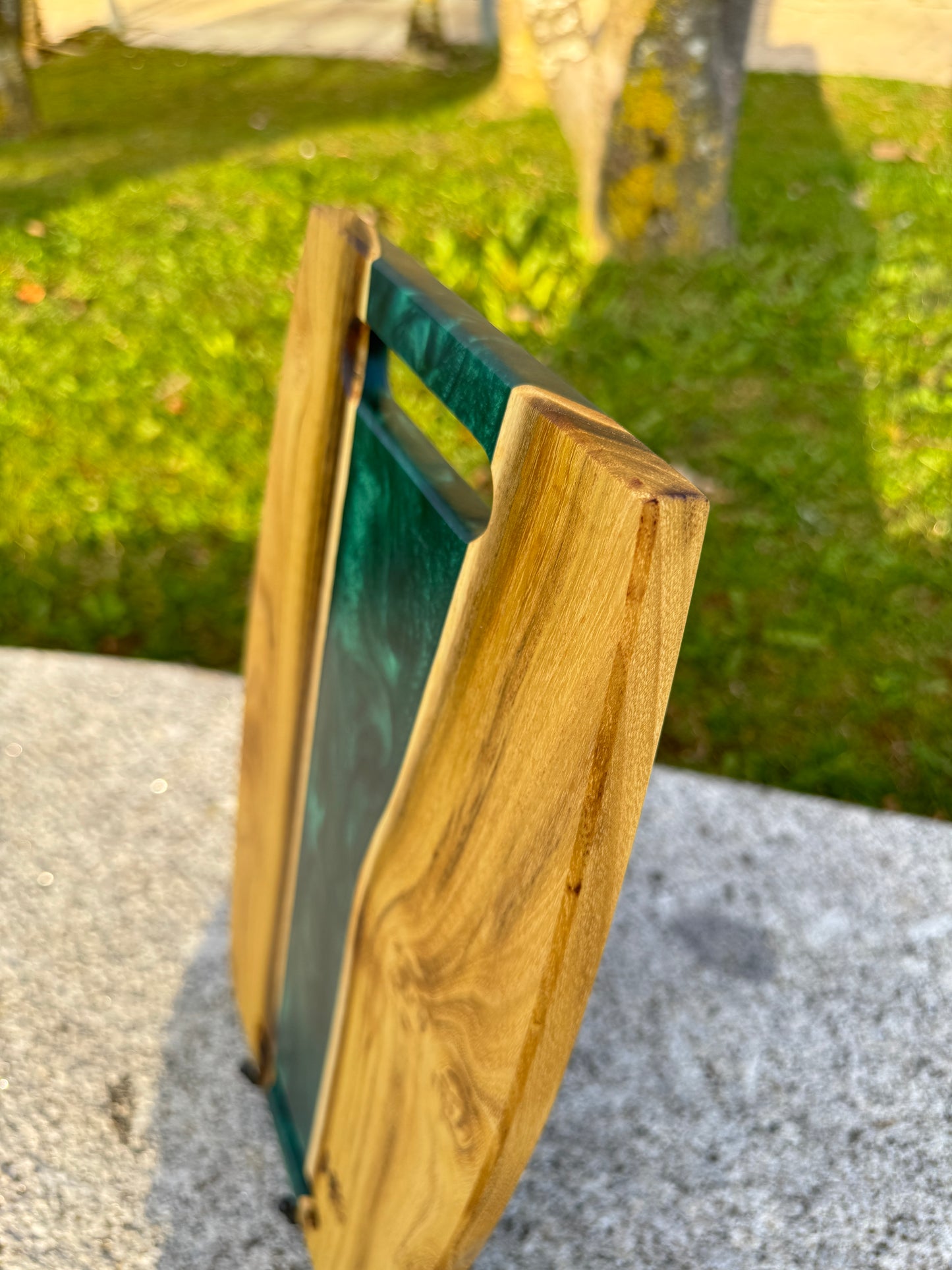 Das Geheimnis des Jades - Servierbrett aus Holz und Epoxidharz