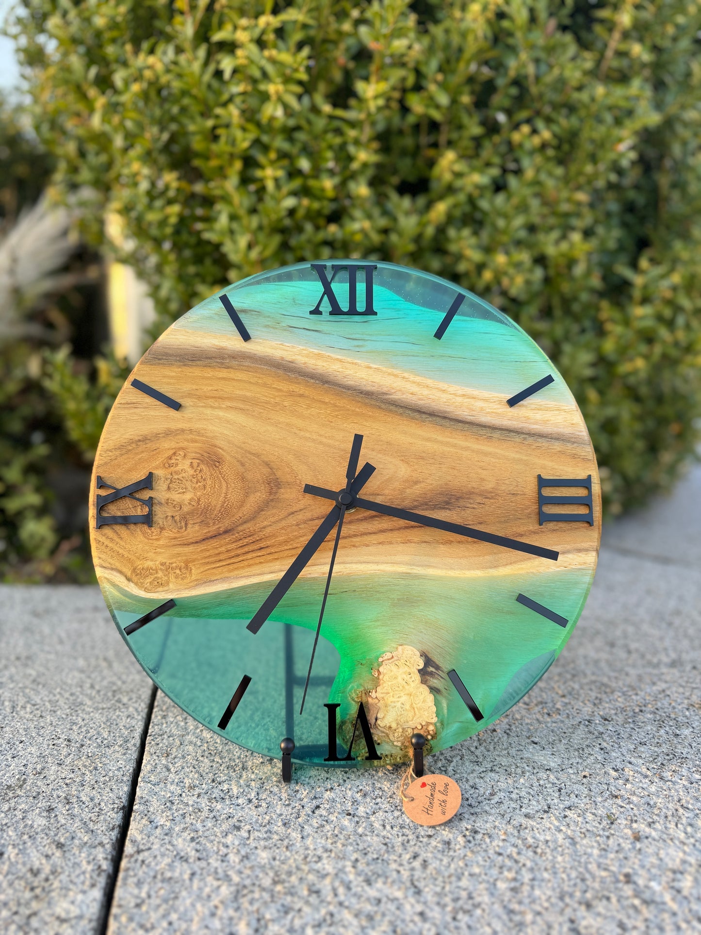 Blue Lagoon – Wall clock made of robinia wood with burls and transparent epoxy resin