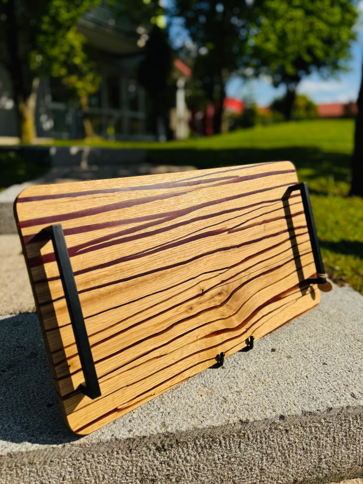 Forest embers – Serving tray made of split oak and red epoxy resin