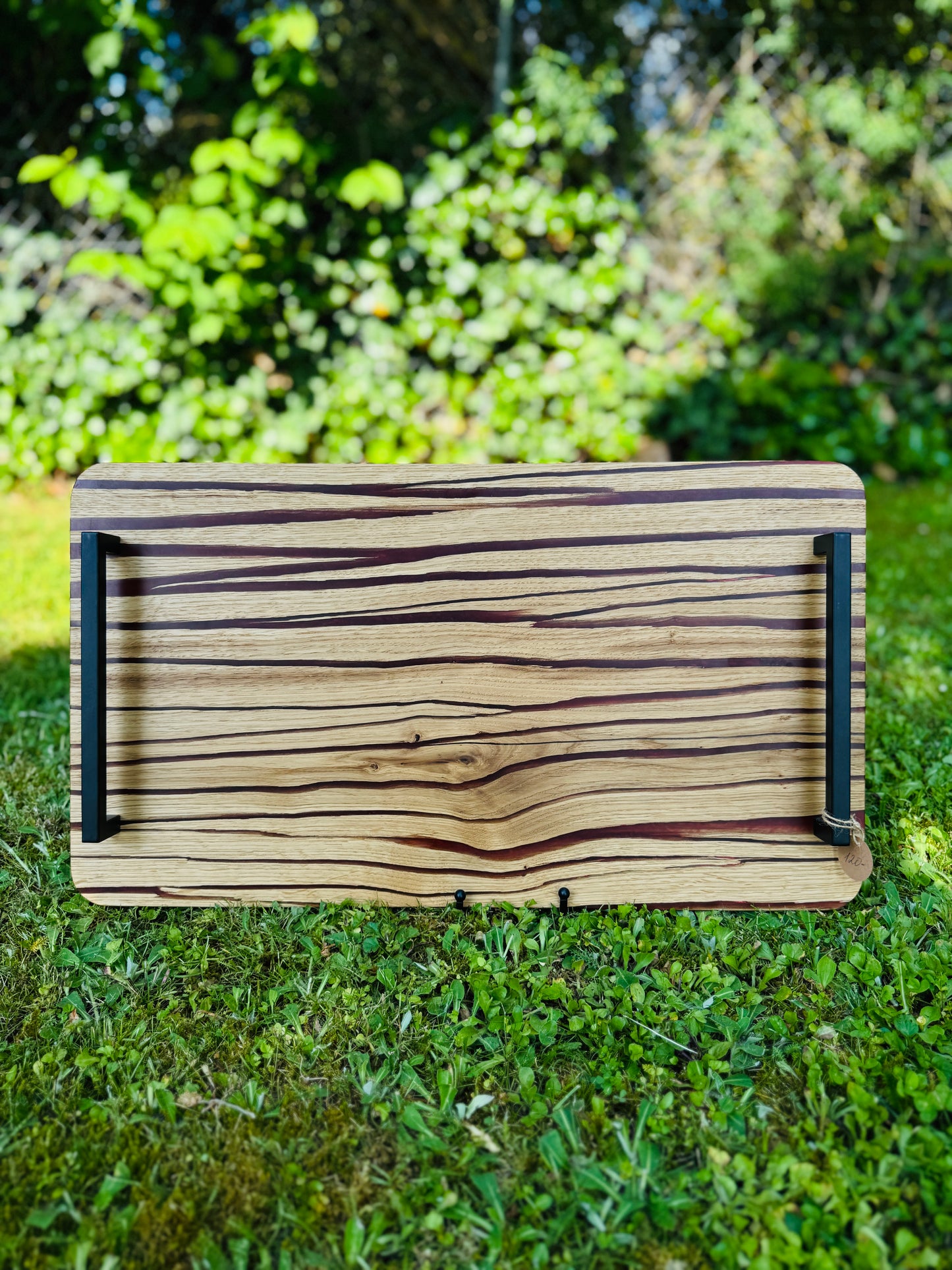 Forest embers – Serving tray made of split oak and red epoxy resin