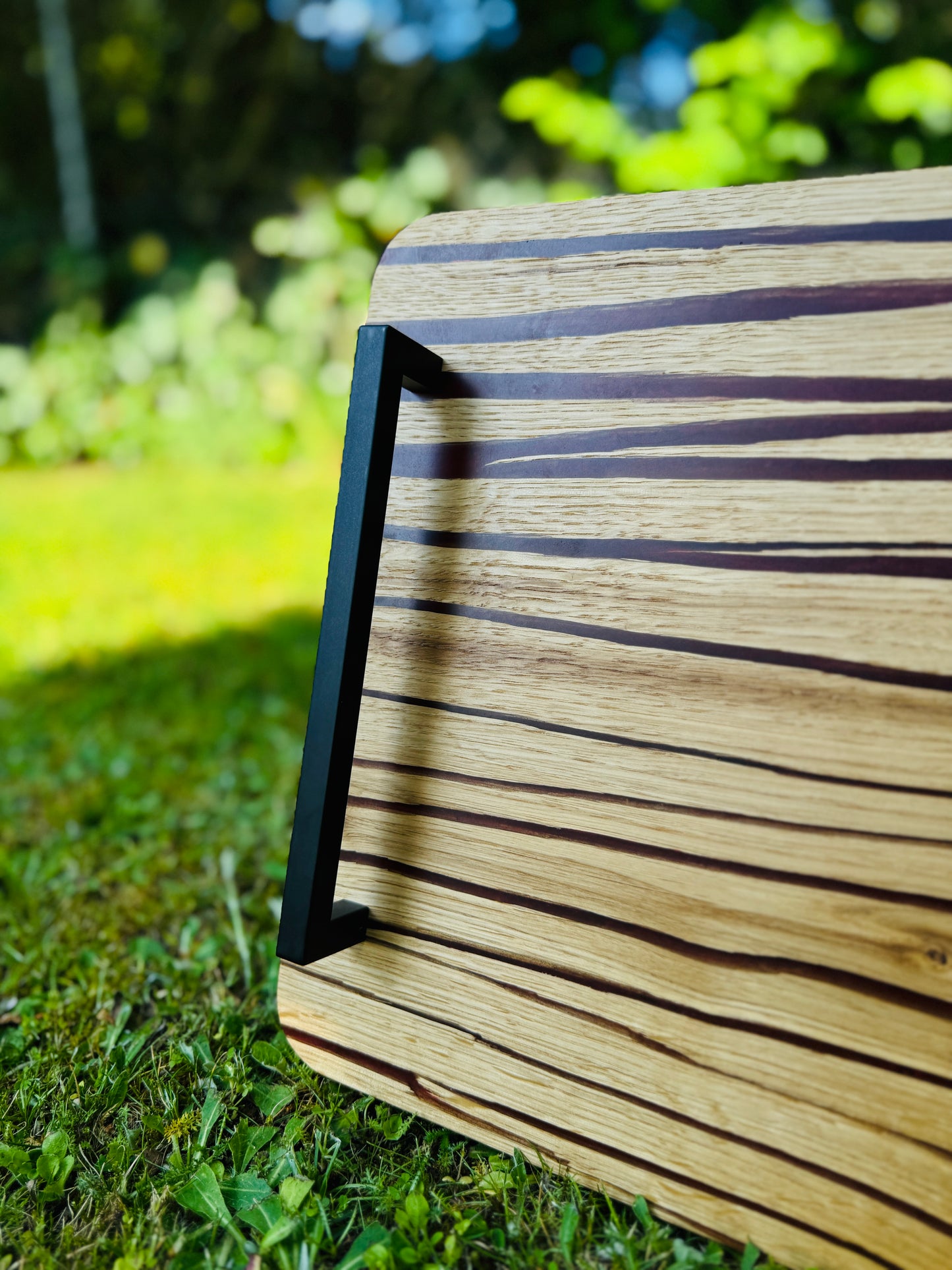 Forest embers – Serving tray made of split oak and red epoxy resin