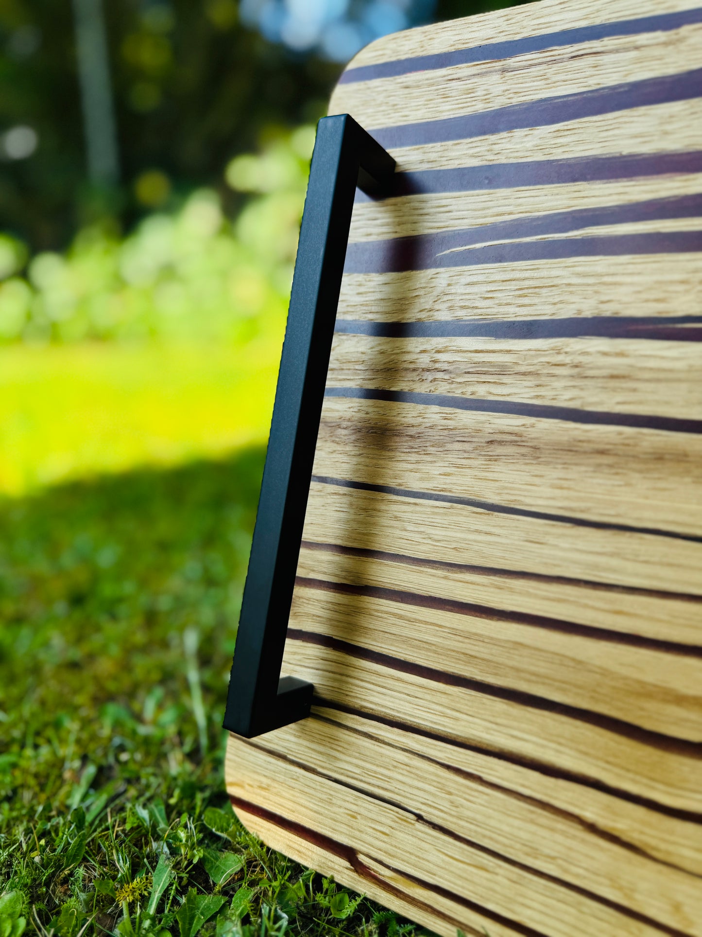 Forest embers – Serving tray made of split oak and red epoxy resin
