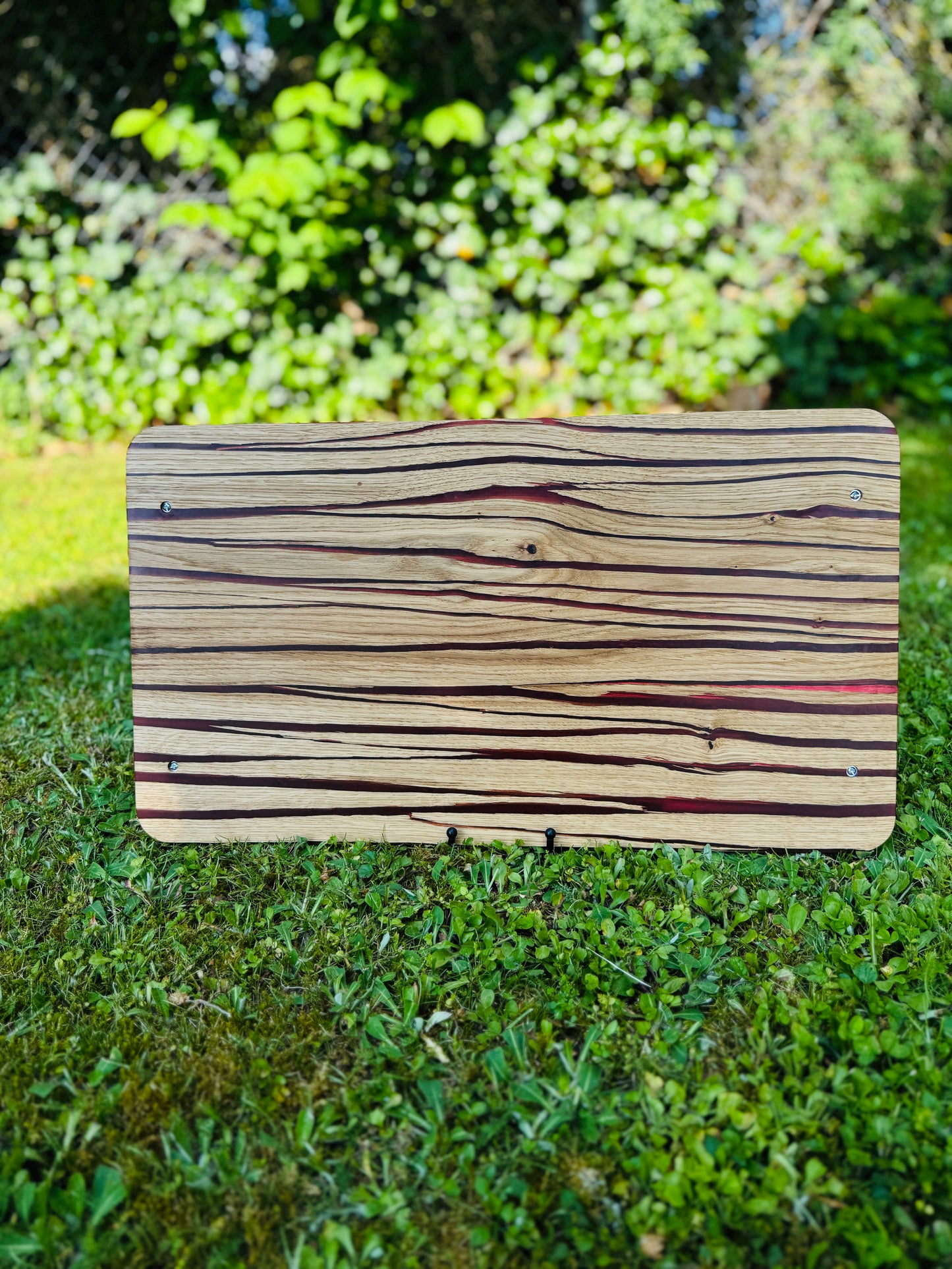 Forest embers – Serving tray made of split oak and red epoxy resin