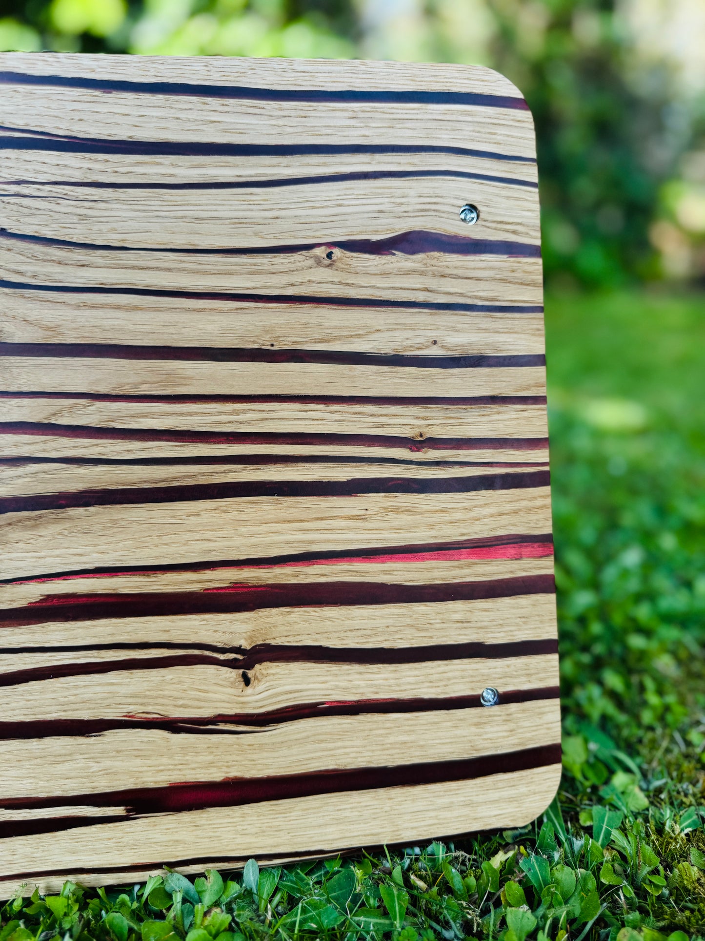 Forest embers – Serving tray made of split oak and red epoxy resin