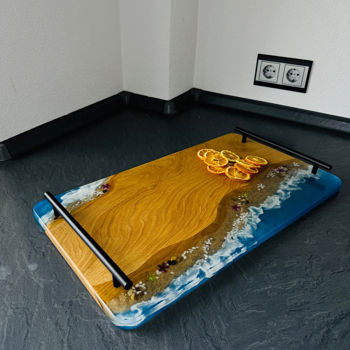 Maritima Tray – Serving tray made of oak wood with marine-effect epoxy resin.