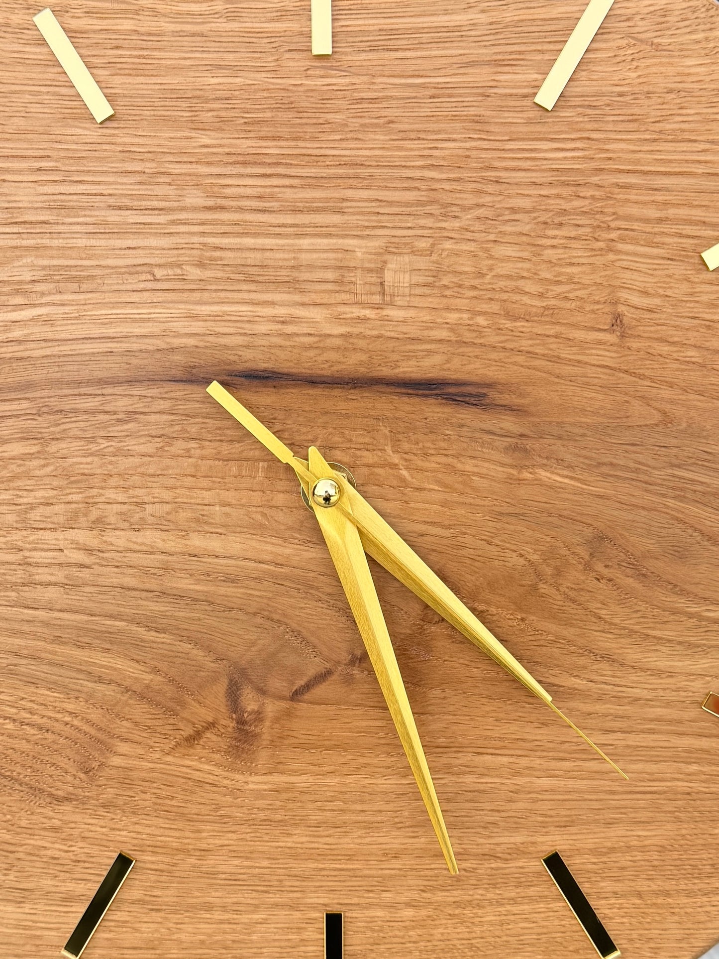 Aurora Glanz – Elegant wall clock made of wood and gold accents