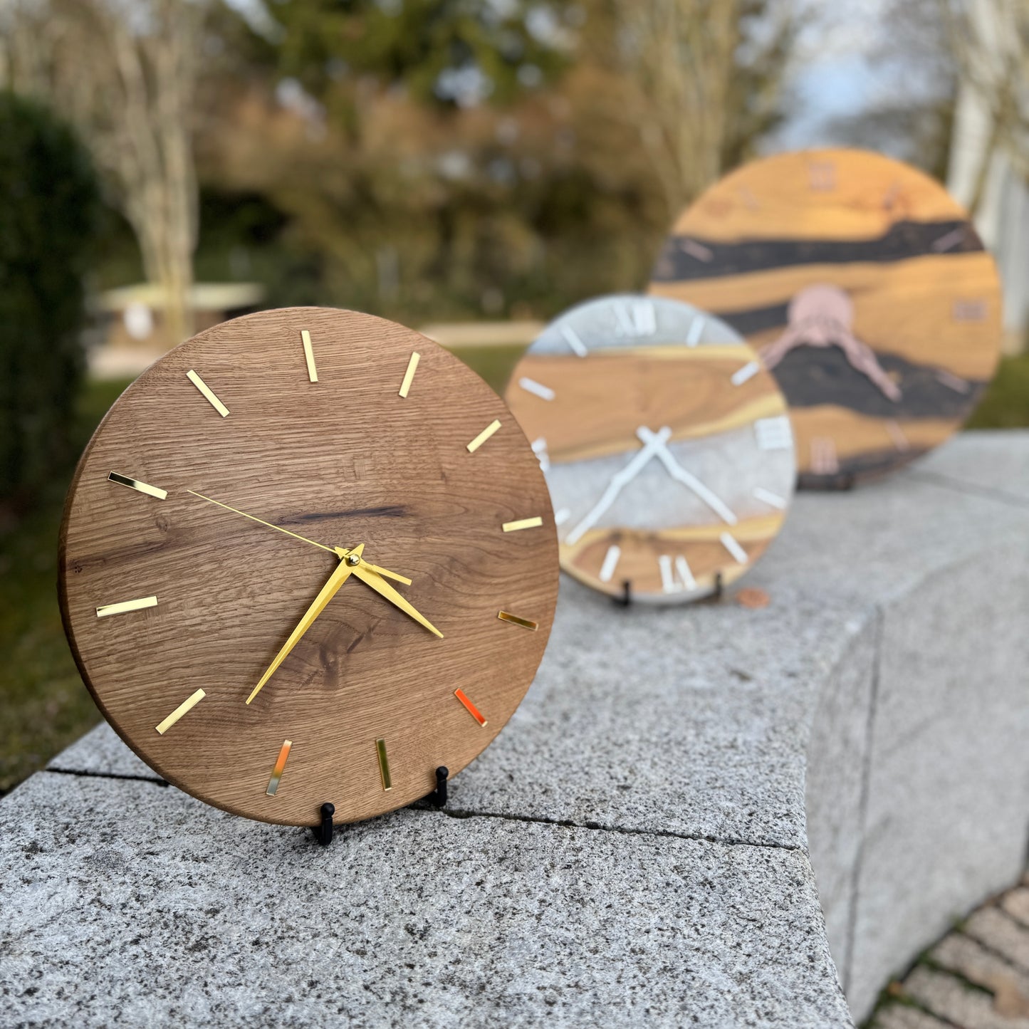 Aurora Glanz – Elegant wall clock made of wood and gold accents