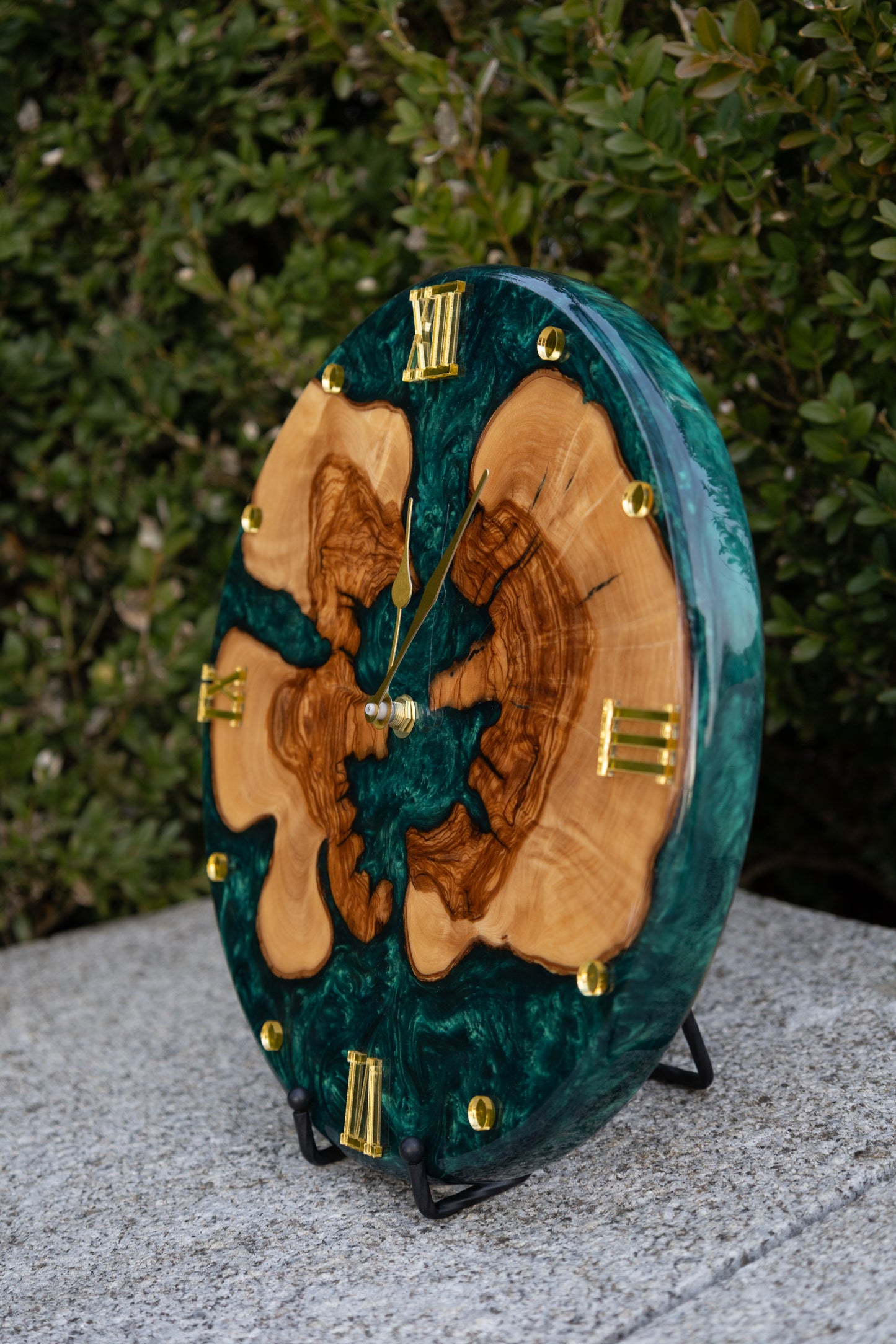 Smaragdinsel - Exklusive Wanduhr aus Olivenolz und Epoxidharz in edlem Smaragdgrün .