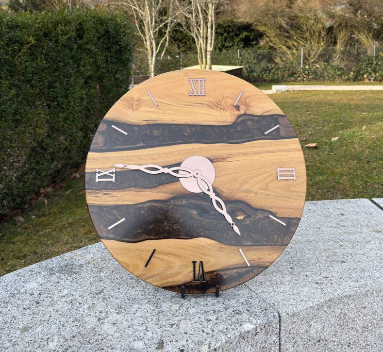 ChocoGlanz – Wall clock made of burnt robinia wood with mother-of-pearl epoxy resin filling