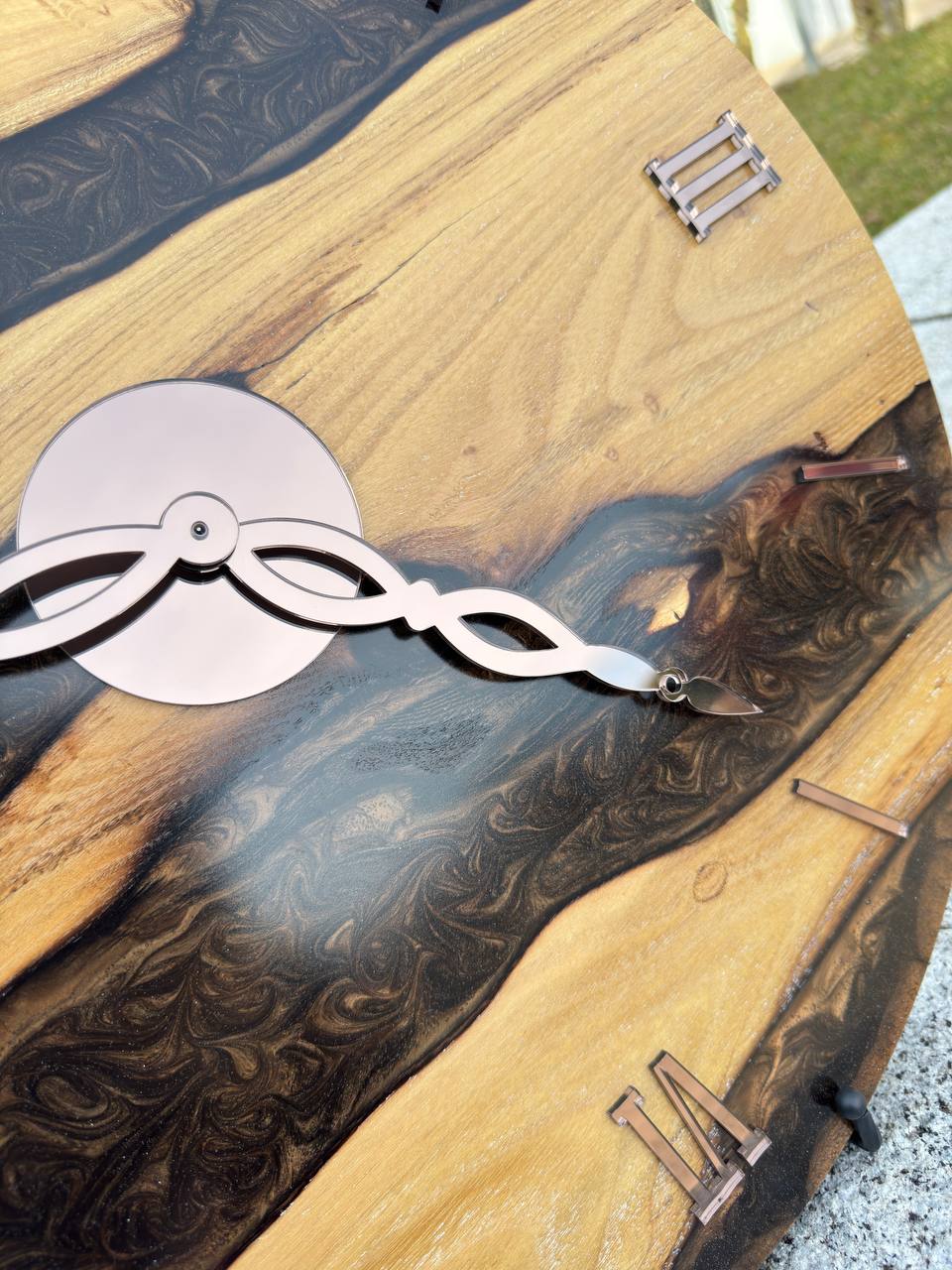 ChocoGlanz – Wall clock made of burnt robinia wood with mother-of-pearl epoxy resin filling