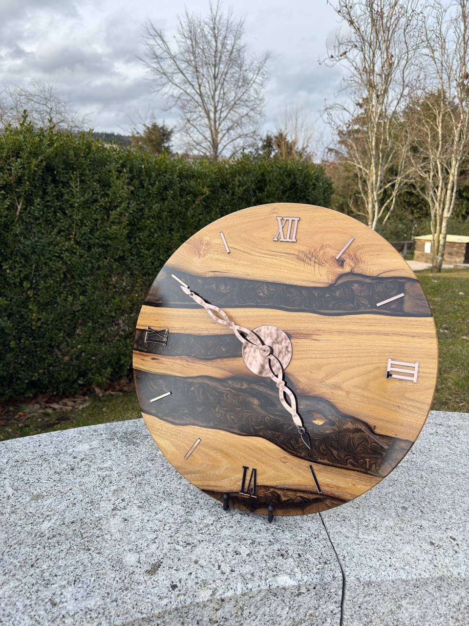 ChocoGlanz – Wall clock made of burnt robinia wood with mother-of-pearl epoxy resin filling