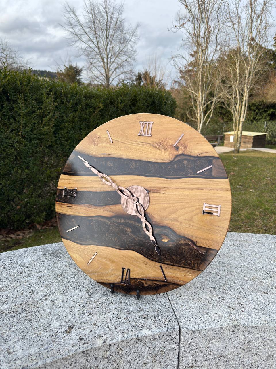 ChocoGlanz – Wall clock made of burnt robinia wood with mother-of-pearl epoxy resin filling