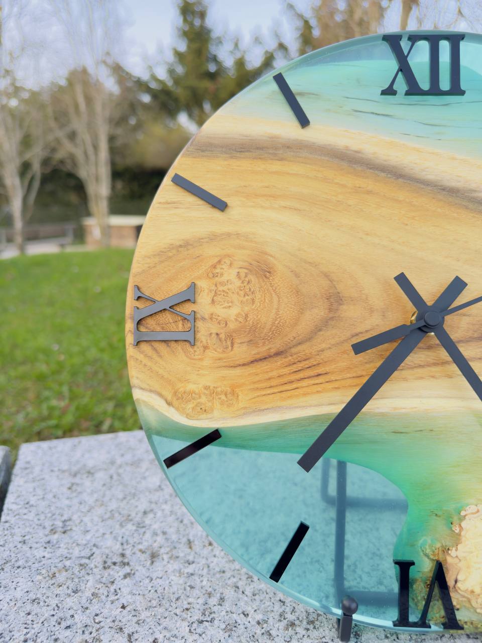 Blue Lagoon – Wall clock made of robinia wood with burls and transparent epoxy resin