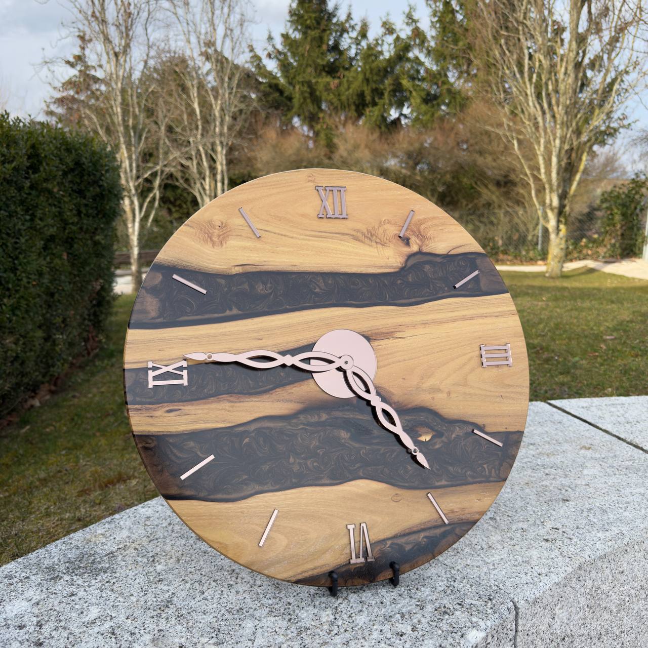 ChocoGlanz – Wall clock made of burnt robinia wood with mother-of-pearl epoxy resin filling