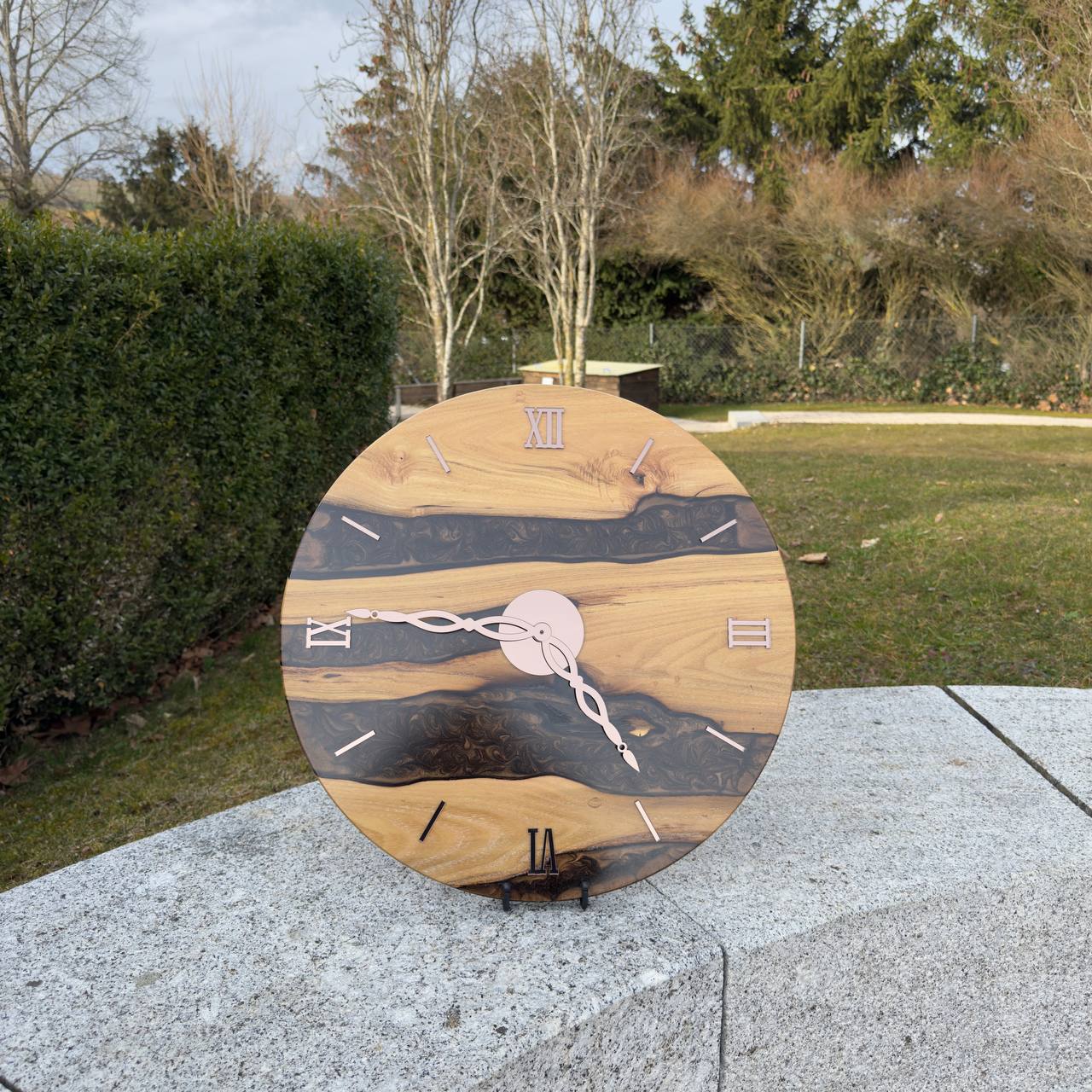 ChocoGlanz – Wall clock made of burnt robinia wood with mother-of-pearl epoxy resin filling