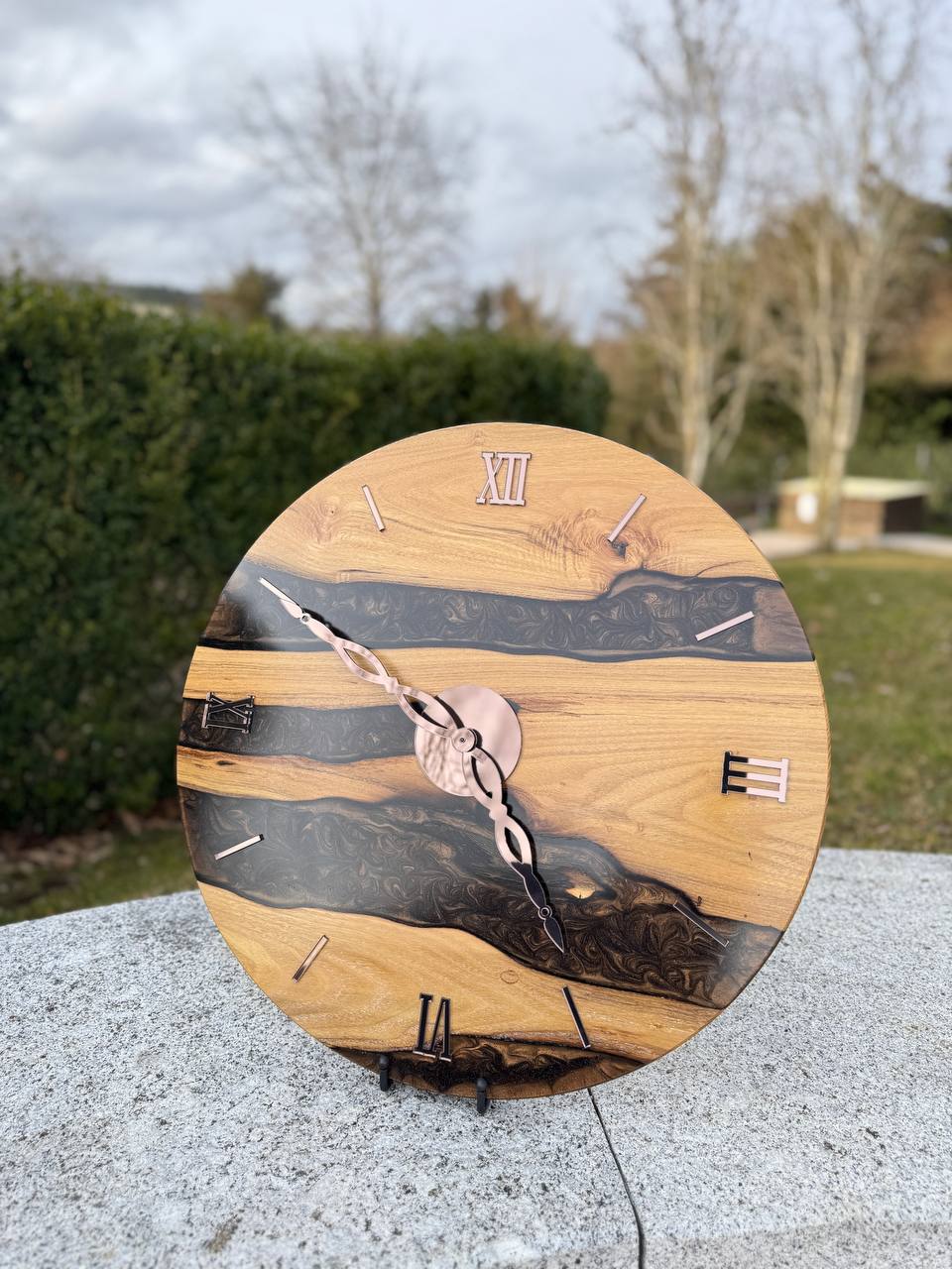 ChocoGlanz – Wall clock made of burnt robinia wood with mother-of-pearl epoxy resin filling