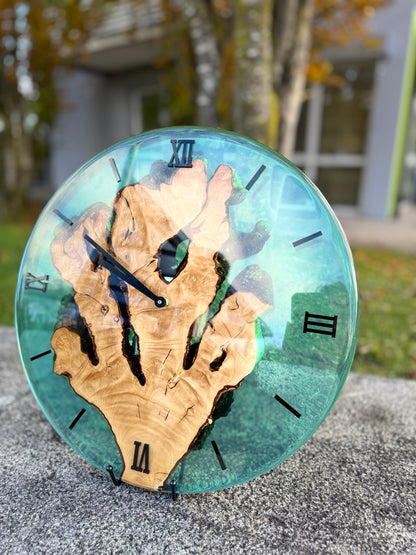Wanduhr  "Blue Ice"  – Wanduhr aus Olivenholz und Epoxidharz – 40 cm