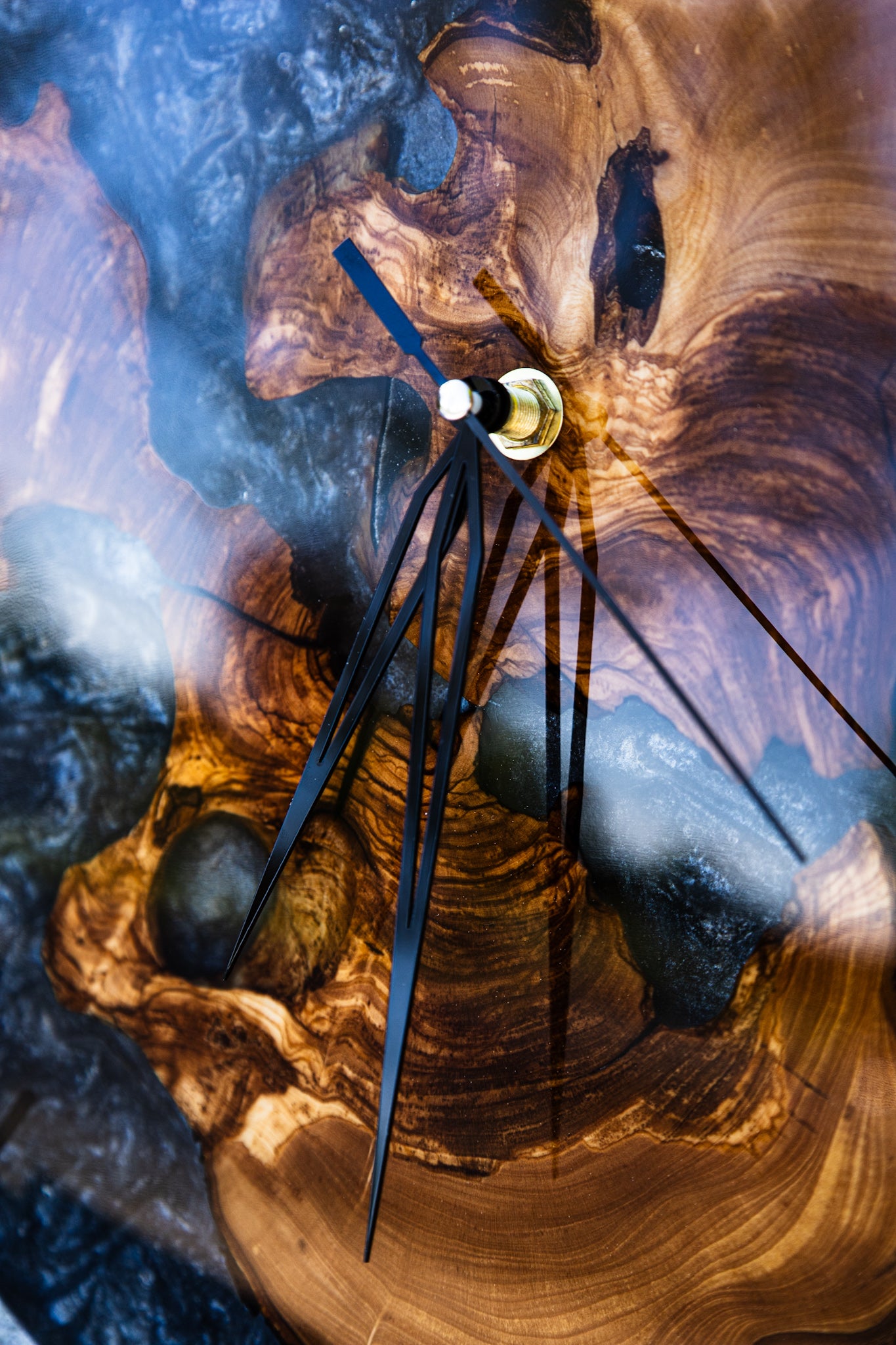 Silver Flame-Handgefertigte Wanduhr aus Olivenholz & Epoxidharz