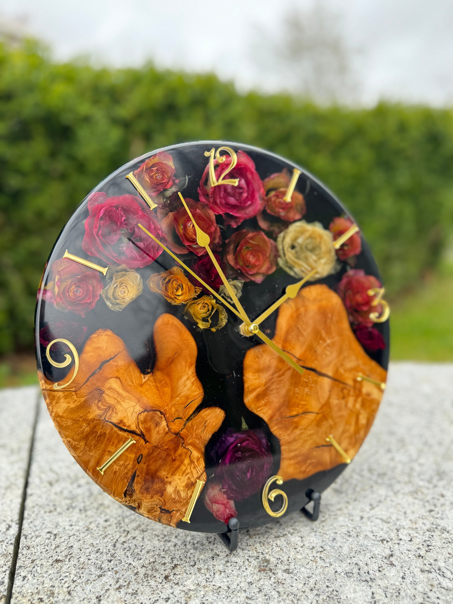 Rosenzeit -Wanduhr aus Olivenholz und Epoxidharz