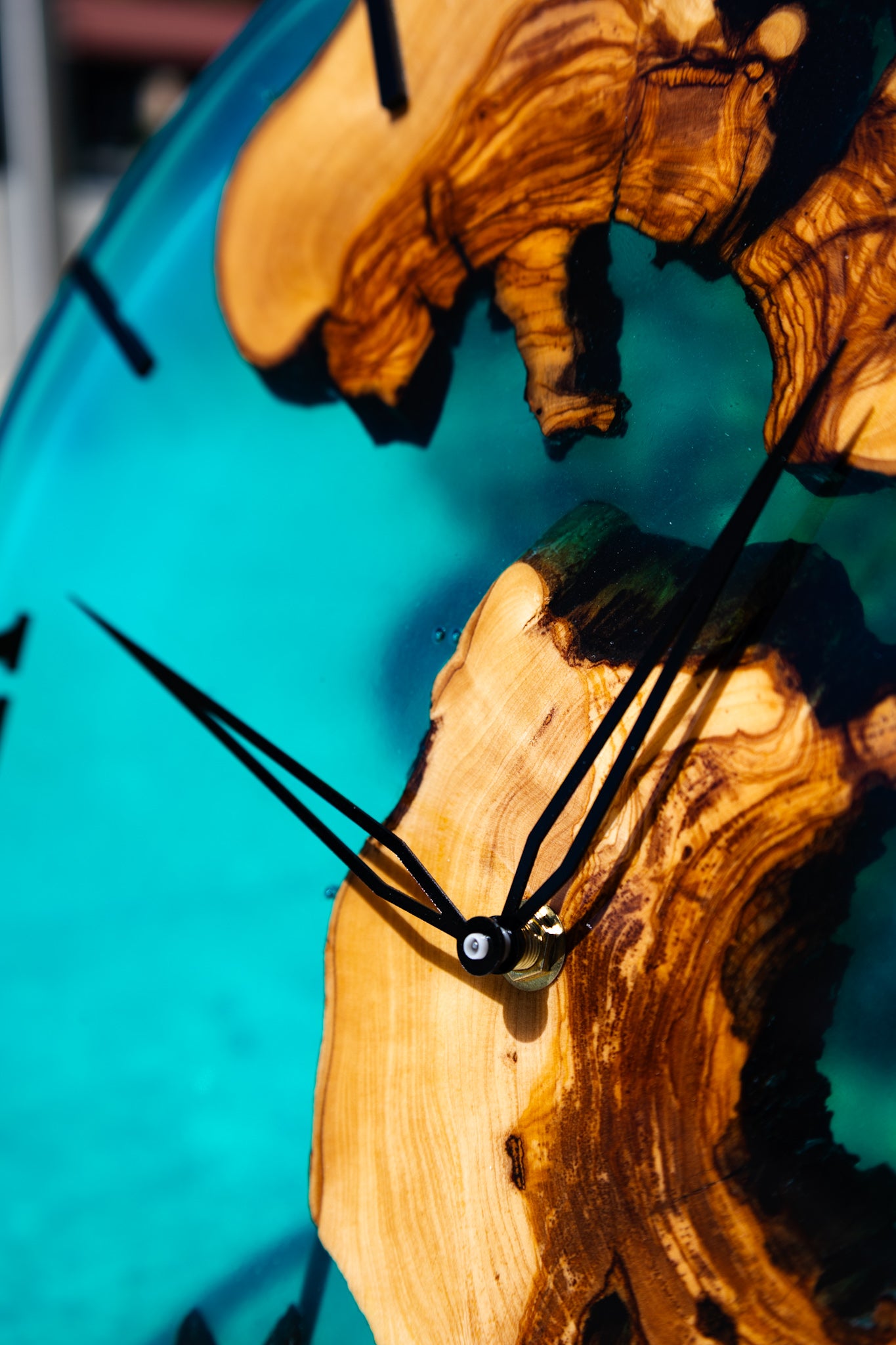 Azurholz – Ocean Spirit -Eine elegante Wanduhr aus Olivenholz und tiefblauem Epoxidharz
