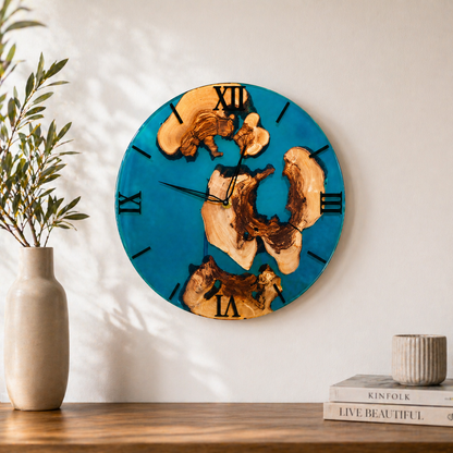 Azurholz – Ocean Spirit -Eine elegante Wanduhr aus Olivenholz und tiefblauem Epoxidharz