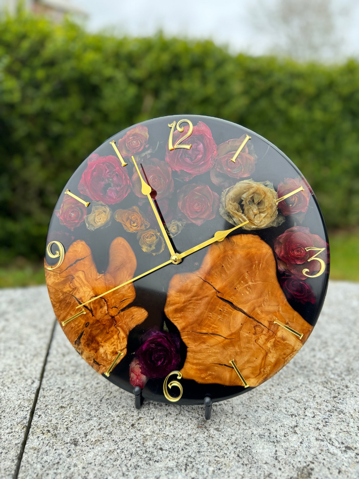 Rosenzeit -Wanduhr aus Olivenholz und Epoxidharz