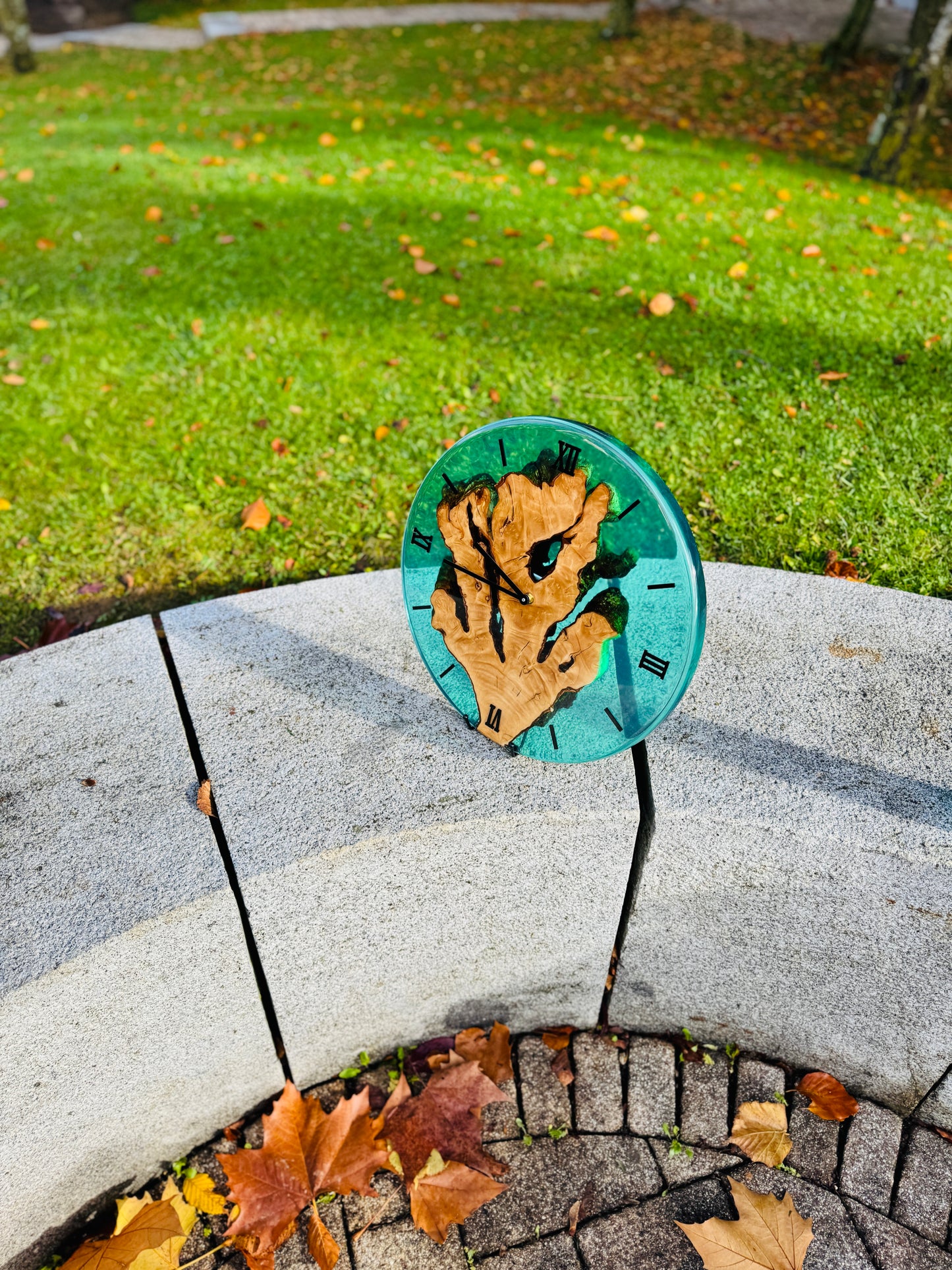 Wanduhr  "Blue Ice"  – Wanduhr aus Olivenholz und Epoxidharz – 40 cm