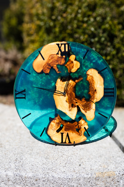 Azurholz – Ocean Spirit -Eine elegante Wanduhr aus Olivenholz und tiefblauem Epoxidharz