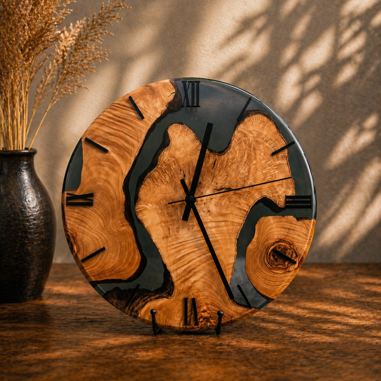 Fluss der Zeit - Wanduhr aus Olivenholz und Epoxidharz