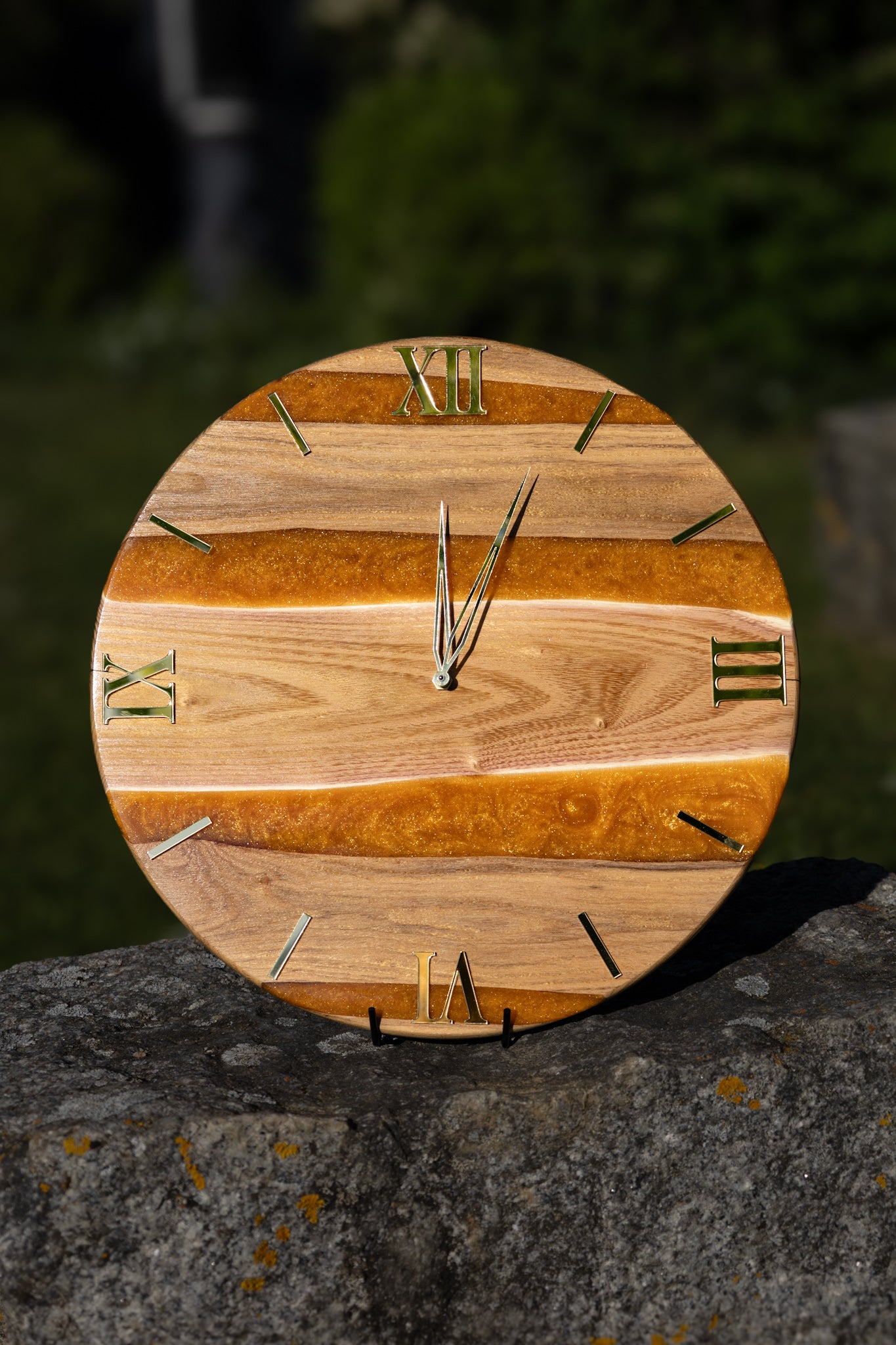 Golden Horizon
 – Handgefertigte Wanduhr aus Olivenholz & Epoxidharz