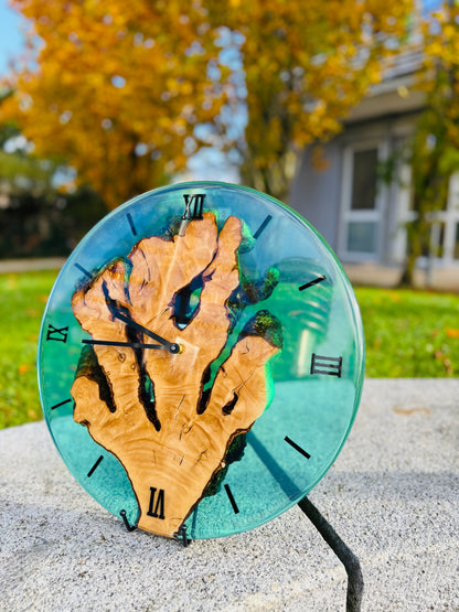 Wanduhr  "Blue Ice"  – Wanduhr aus Olivenholz und Epoxidharz – 40 cm