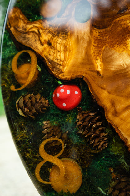 Forest Whisper - Handgefertigte Wanduhr aus Olivenholz mit Moos, kleinen Zapfen und Epoxidharz.