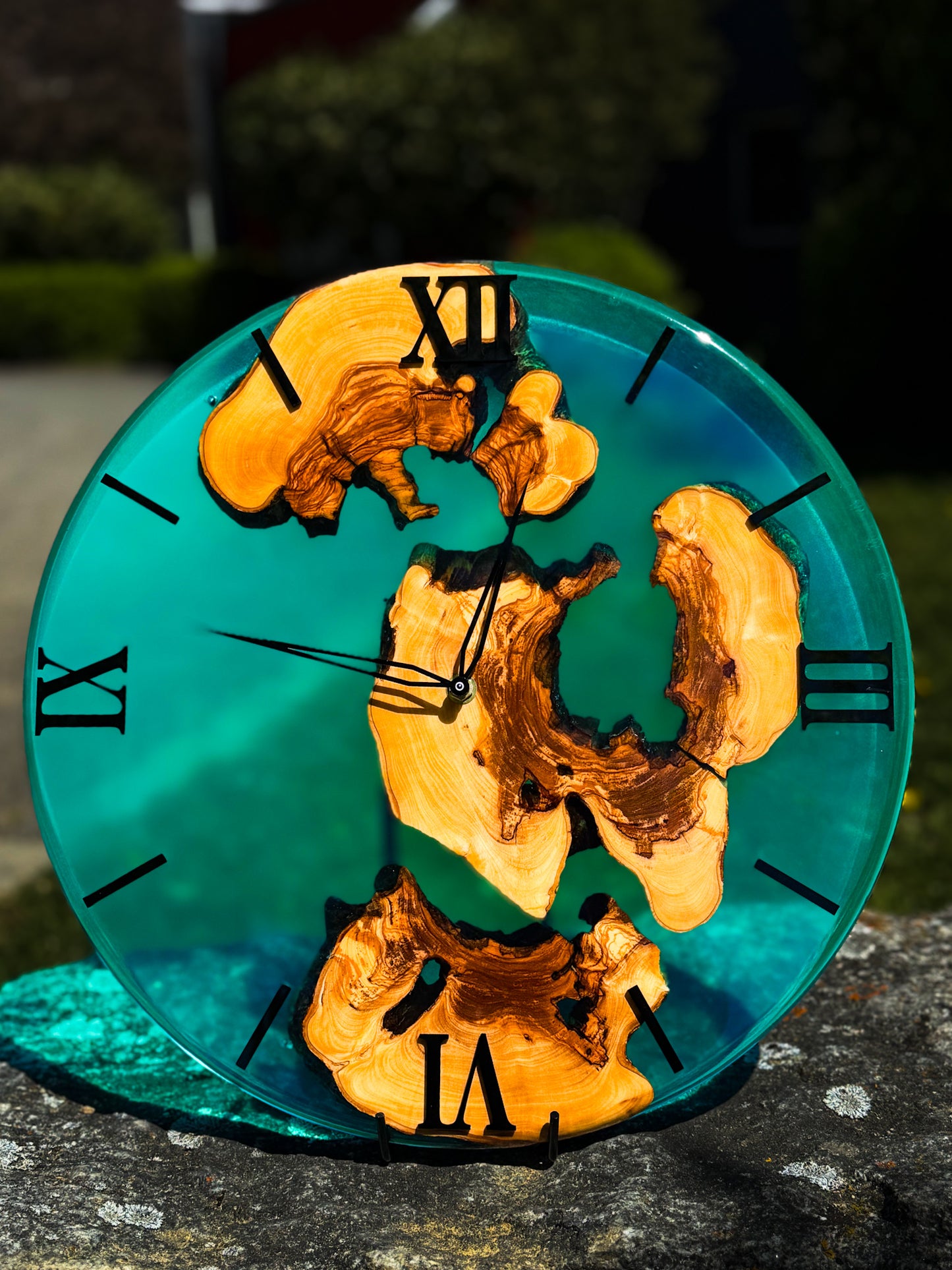 Azurholz – Ocean Spirit -Eine elegante Wanduhr aus Olivenholz und tiefblauem Epoxidharz