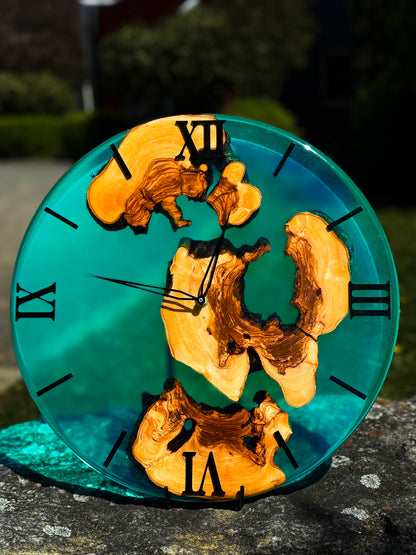 Azurholz – Ocean Spirit -Eine elegante Wanduhr aus Olivenholz und tiefblauem Epoxidharz