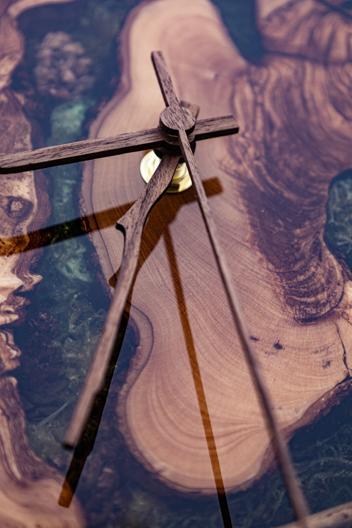 Forest Whisper - Handgefertigte Wanduhr aus Olivenholz mit Moos, kleinen Zapfen und Epoxidharz.