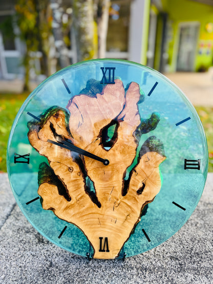 Wanduhr  "Blue Ice"  – Wanduhr aus Olivenholz und Epoxidharz – 40 cm