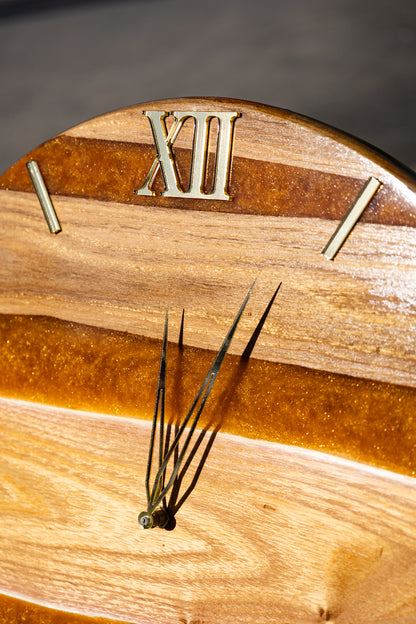 Golden Horizon
 – Handgefertigte Wanduhr aus Olivenholz & Epoxidharz