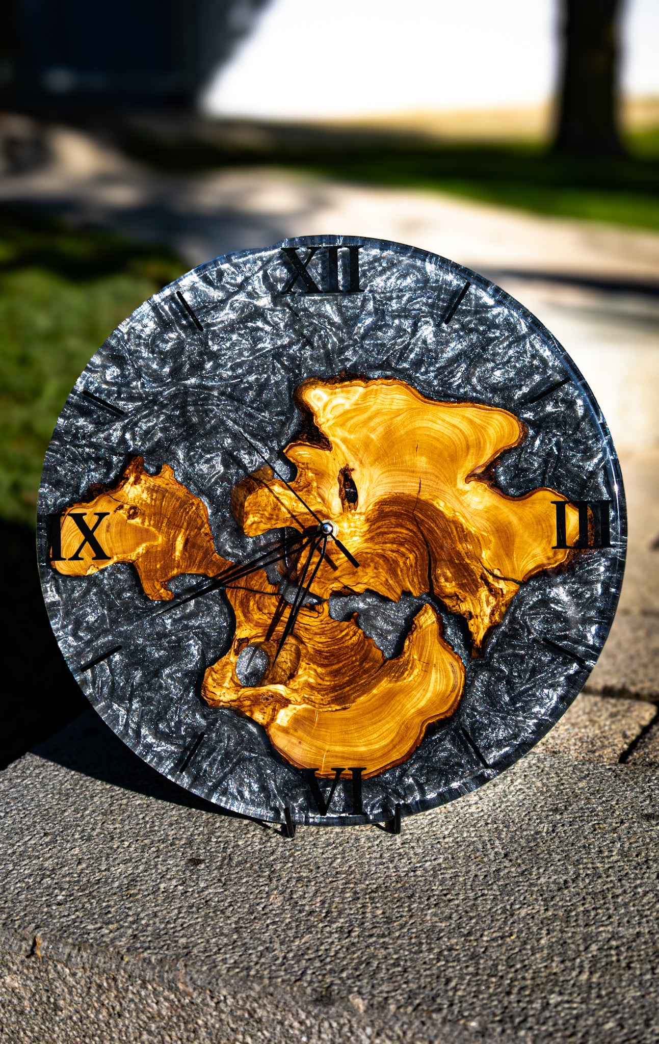 Silver Flame 🔥 - Handgefertigte Wanduhr aus Olivenholz und Epoxidharz