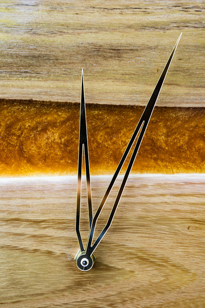 Golden Horizon
 – Handgefertigte Wanduhr aus Olivenholz & Epoxidharz