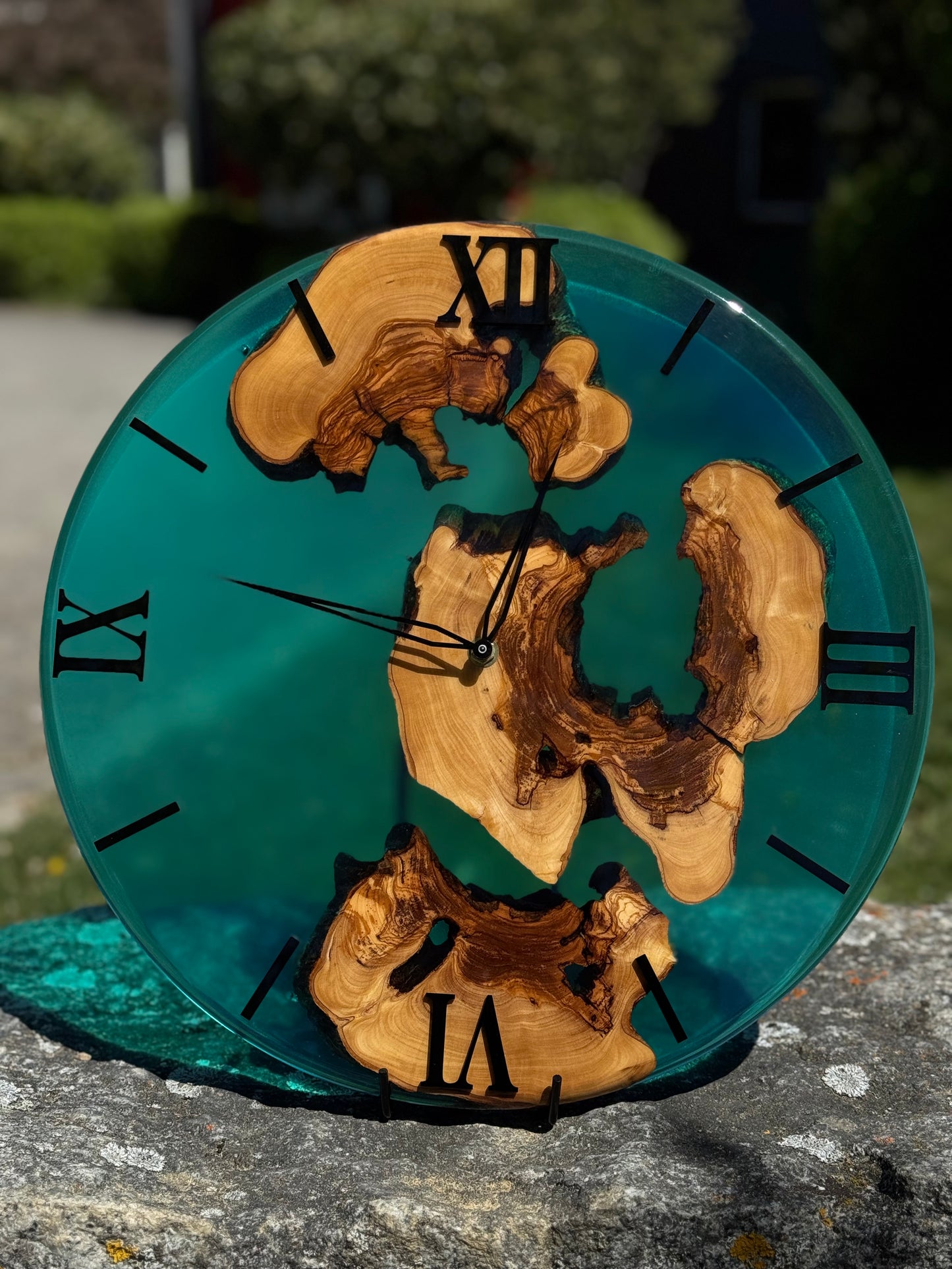 Azurholz – Ocean Spirit -Eine elegante Wanduhr aus Olivenholz und tiefblauem Epoxidharz