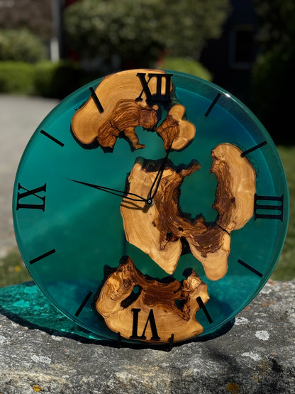 Azurholz – Ocean Spirit -Eine elegante Wanduhr aus Olivenholz und tiefblauem Epoxidharz