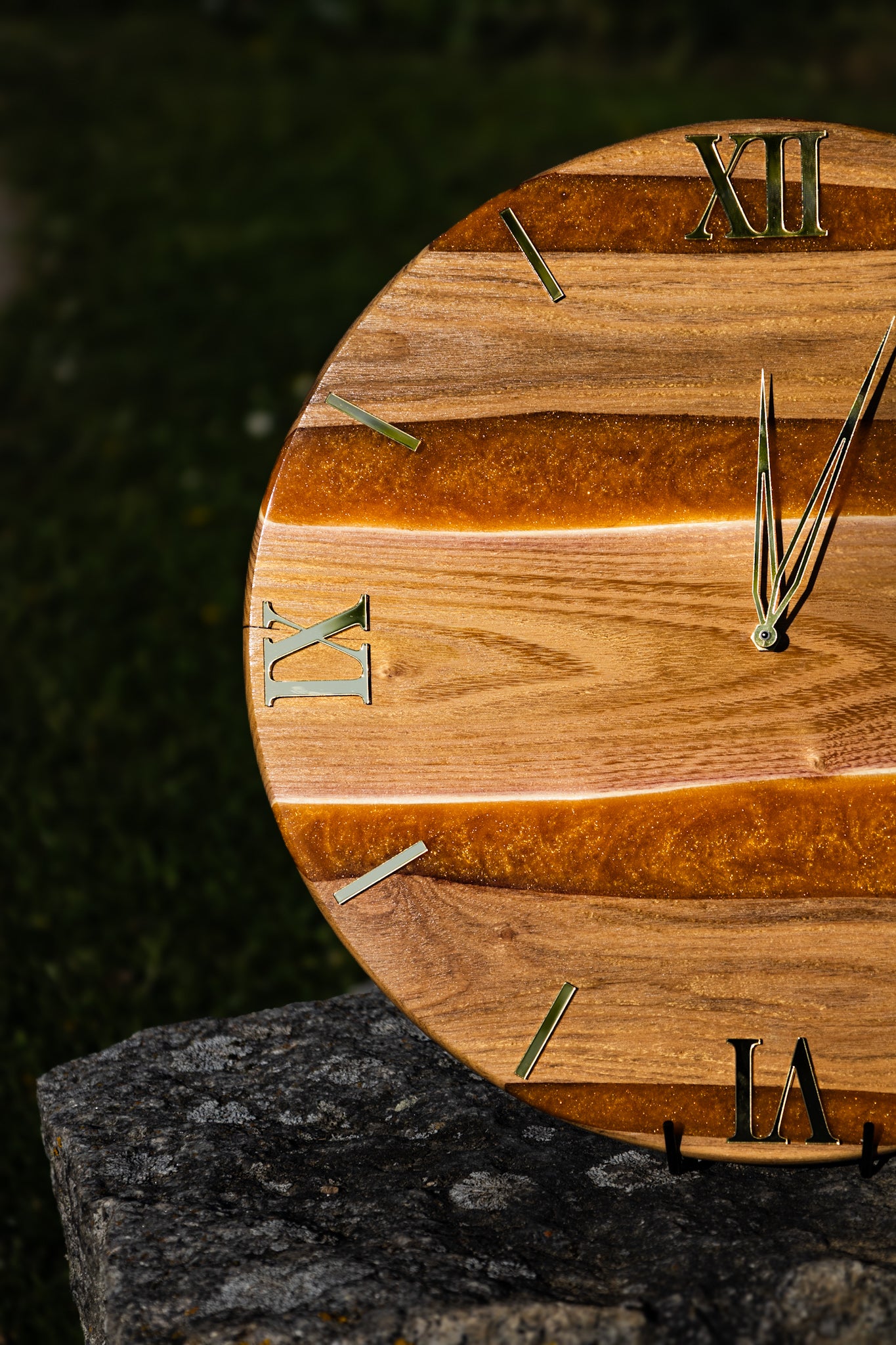Golden Horizon
 – Handgefertigte Wanduhr aus Olivenholz & Epoxidharz