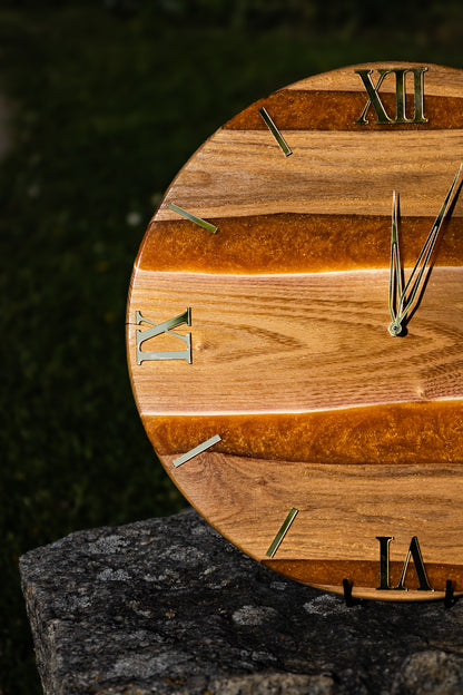 Golden Horizon
 – Handgefertigte Wanduhr aus Olivenholz & Epoxidharz