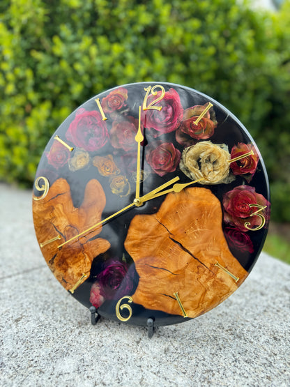 Rosenzeit -Wanduhr aus Olivenholz und Epoxidharz
