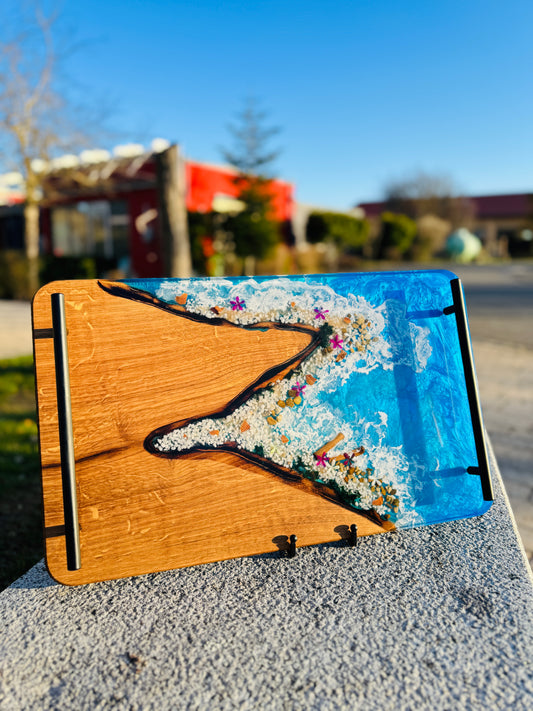 Maritima Fire – Oak serving tray with marine-effect epoxy resin and burnt edges